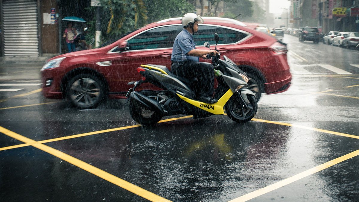 Conducir en moto con frío y lluvia: guía para otoño e invierno